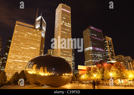 Cloud Gate (le Bean) à Chicago dans la nuit Banque D'Images