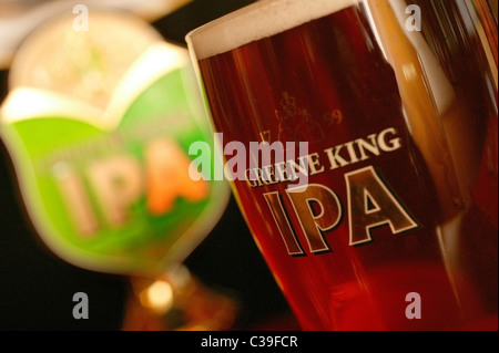 L'image montre une pinte de Greene King IPA d'être servi dans un pub de Londres. Banque D'Images