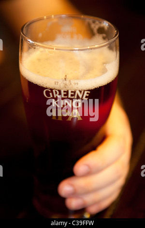 Une pinte de Greene King IPA dans un verre de marque. Banque D'Images