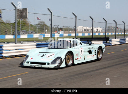 Les voitures de sport du groupe C dans la voie des stands à l'historique de Donington Festival 2011 Banque D'Images