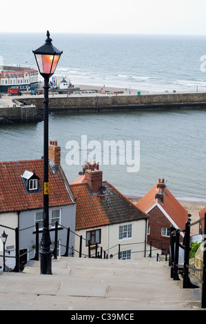 Les 199 marches menant à l'abbaye de Whitby Town Banque D'Images