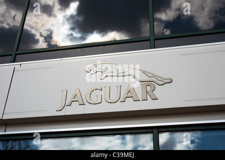 Signe de Jaguar à l'avant d'un concessionnaire à Cambridge Banque D'Images