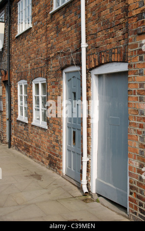 L'habitation mitoyenne en briques et des portes-fenêtres donnant sur rue principale à Hungerford dans le Berkshire. L'Angleterre Banque D'Images