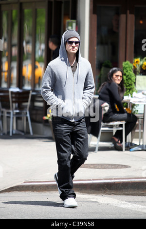 Justin Timberlake vêtu d'un sweat gris et lunettes de walking in SoHo New York City, USA - 11.05.09 Banque D'Images