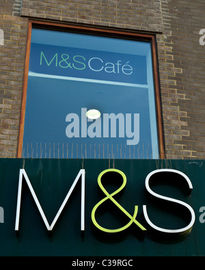 Le logo M&S sur l'entrée de Worthing Marks and Spencer Banque D'Images