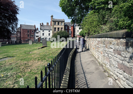 À pied de l'église, Wirksworth, Derbyshire - un sentier tracé autour du cimetière (à gauche) de l'église St Mary, à proximité du centre-ville Banque D'Images