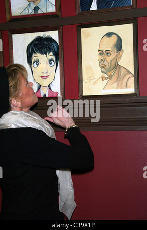 Aperçu de Jane Fonda au vintage portrait de son père, Henry Fonda dévoilement du Mur de la renommée de Jane Fonda à la caricature Banque D'Images