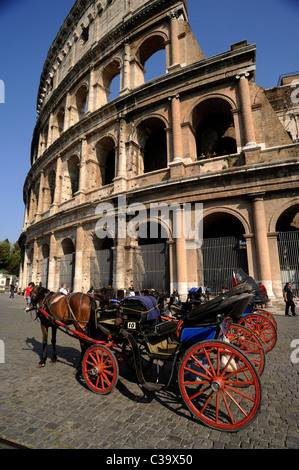 Italie, Rome, Colisée, calèche Banque D'Images