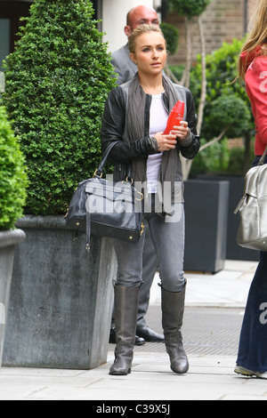 Hayden Panettiere vu sortir shopping avec des amis à Soho transportant une bouteille de "Sonic Neuro' energy drink. Londres, Angleterre - Banque D'Images