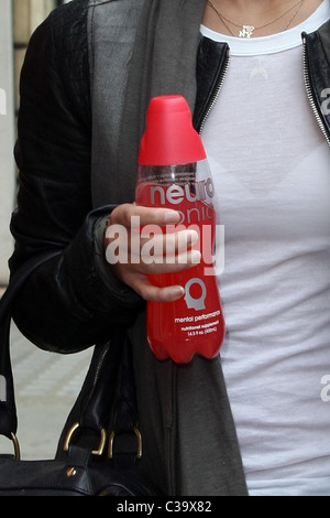 Hayden Panettiere vu sortir shopping avec des amis à Soho transportant une bouteille de "Sonic Neuro' energy drink. Londres, Angleterre - Banque D'Images