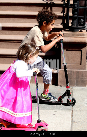 Ava Eliot Jackman et son fils Oscar Maximillian Jackman sur leurs trottinettes Hugh Jackman et sa femme profitez d'une journée dehors et environ dans Banque D'Images