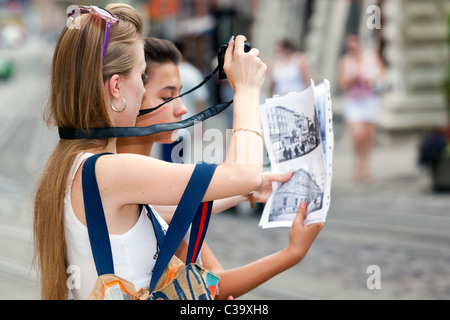 Photographe étudiant la place Rynok Kiev, Ukraine Banque D'Images