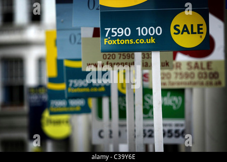 Divers à vendre et de laisser à l'extérieur panneaux maisons. Banque D'Images