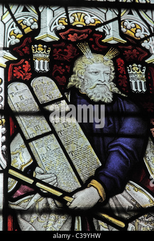 Un vitrail par C E Kempe & Co. représentant Moïse tenant les Dix Commandements Banque D'Images