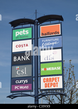 Des panneaux indiquant la présence de magasins sur l'Middlebrook Retail Park, Horwich, Lancashire. Banque D'Images