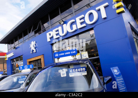 Voitures d'occasion sur l'affichage à l'extérieur d'un concessionnaire Peugeot. Banque D'Images