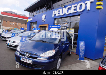 Voitures d'occasion sur l'affichage à l'extérieur d'un concessionnaire Peugeot. Banque D'Images