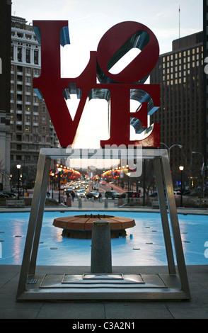 Philadelphia, PA, l'amour de Robert Indiana , sculpture (président) sur l'amour du parc. Banque D'Images