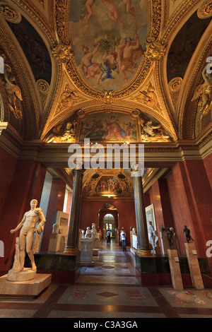 Une galerie du Musée du Louvre avec son plafond peint orné, Paris Banque D'Images