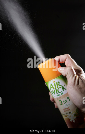 Sur la photo : un homme à l'aide d'un peut de airfreshener AirWick, une marque Reckitt Benckiser. Banque D'Images