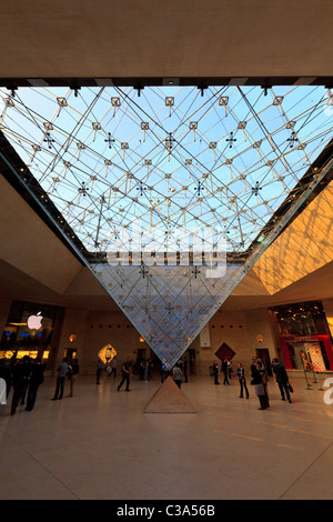 Sous la pyramide de verre dans le centre commercial du Musée du Louvre, Paris Banque D'Images