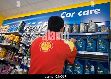 Le garage Shell à Beaconsfield, juste à côté de la M40. Banque D'Images