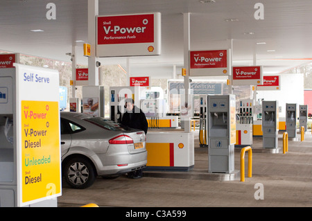 Le garage Shell à Beaconsfield, juste à côté de la M40. Banque D'Images