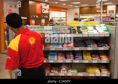 Le garage Shell à Beaconsfield, juste à côté de la M40. Banque D'Images