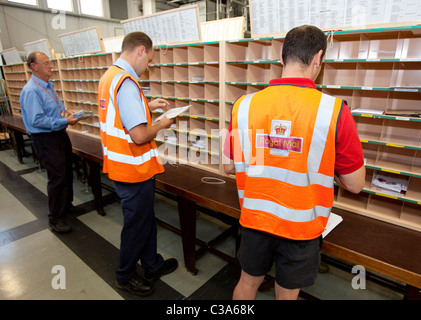 Postiers trier lettres à la Royal Mail delivery office, Royston. Banque D'Images