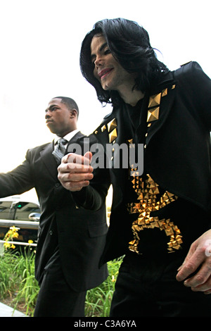 Michael Jackson et ses enfants arrivent à Tom's Toys après un voyage de shopping à Los Angeles, Californie -15.05.09 Banque D'Images