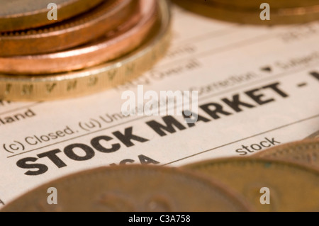 Pièces diverses sur la photo en haut d'une page de journal des marchés boursiers. Banque D'Images