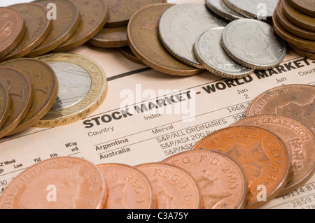 Pièces diverses sur la photo en haut d'une page de journal des marchés boursiers. Banque D'Images