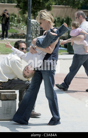 Sharon Stone et son fils Roan Bronstein Sharon Stone et un ami masculin passez une journée à Coldwater Canyon Park à Beverly Hills Banque D'Images