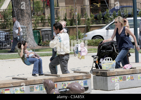 Sharon Stone et son fils Roan Bronstein Sharon Stone et un ami masculin passez une journée à Coldwater Canyon Park à Beverly Hills Banque D'Images