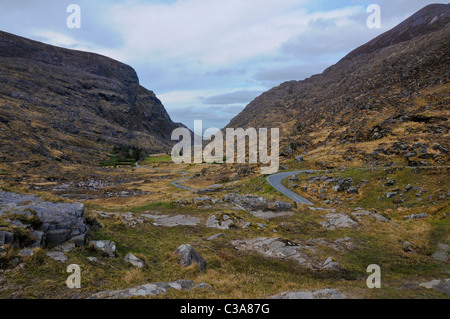 À la recherche vers le bas dans l'établissement The Dunloe Gap, un col en Irlande. Banque D'Images