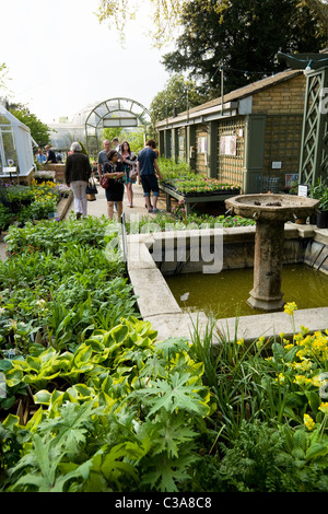 Vente des plantes dans la boutique : Client / clients & flowers / fleurs / affiche / plantes à Kew Botanic Gardens / Centre. UK Banque D'Images