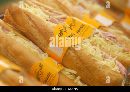 La croûte supérieure de la baguette sur l'affichage à une prise à Euston station trani, centre de Londres. Banque D'Images