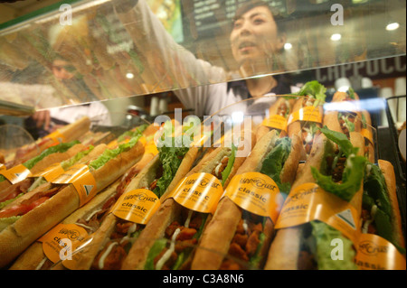 La croûte supérieure de la baguette sur l'affichage à une prise à Euston station trani, centre de Londres. Banque D'Images