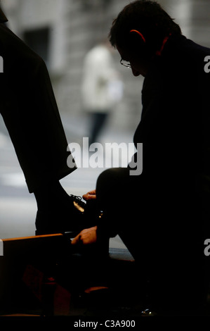 Un polisseur de chaussures à Londres Banque D'Images