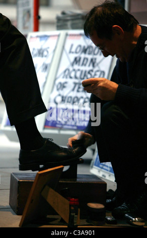 Un polisseur de chaussures à Londres Banque D'Images