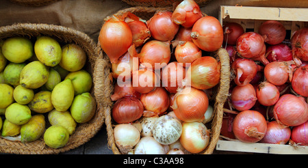 Marché de fruits et légumes à l'oignon et le citron boutique traditionnel panier Banque D'Images