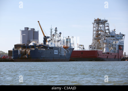 L'eau profonde et navire d'intervention 'Sarah' Montrose Ecosse et de la mer du Nord à bord du navire de soutien 'Big Orange' amarré derrière Banque D'Images