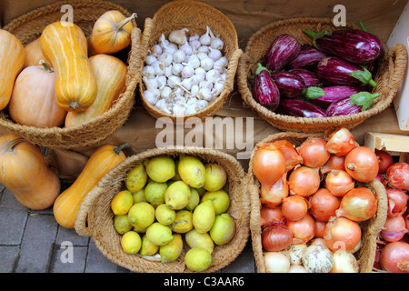 Marché de fruits et légumes ail oignon aubergine citron panier Banque D'Images