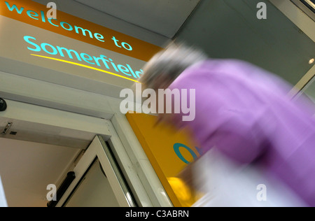 Une personne qui entre dans un magasin Somerfield sur Old Street, Londres. Banque D'Images