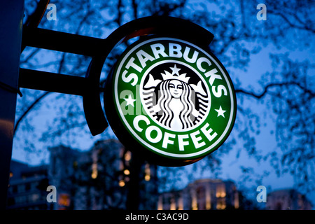 Un Starbucks Store Se connecter. Banque D'Images