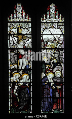 Un vitrail par le Kempe Studios, de l'église St Mary, Mucklestone, Staffordshire ; La Crucifixion Banque D'Images