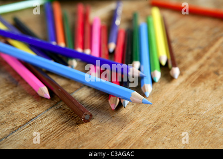 Crayon de couleur sur occasionnels arrangement bureau en bois vintage retro Banque D'Images