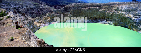 L'Indonésie, l'île de Flores, volcan Kelimutu lac vert Banque D'Images