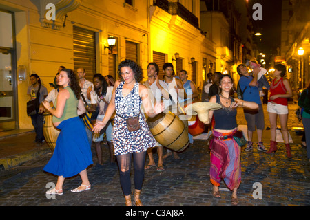 Défilé de gens et de danse le long de la rue Defensa dans le barrio de San Telmo de Buenos Aires, Argentine. Banque D'Images