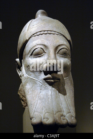 L'Art phénicien de Chypre. Buste d'un homme barbu. 6ème siècle avant JC. Période archaïque. La pierre calcaire. Il s'agit de Golgoi (Chypre). Banque D'Images